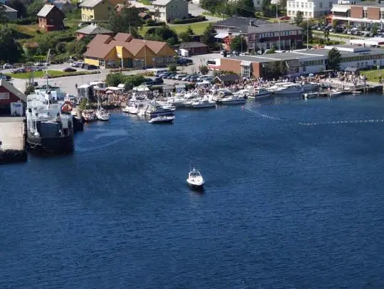 Hamna i Askvoll med båtar og sentrum